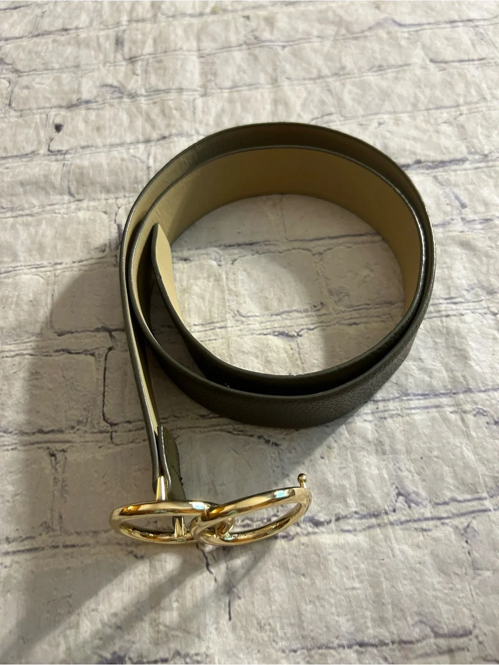 LOT OF (2) DIFFERENT BELTS OLIVE PEBBLE GRAIN GOLD TONE RINGS & BROWN UNIQUE